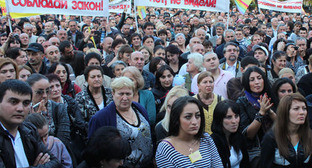 Митинг партии "Патриоты России" прошел на площади у Осетинского театра. Северная Осетия, Владикавказ, 16 октября 2012 г. Фото Эммы Марзоевой для "Кавказского узла"