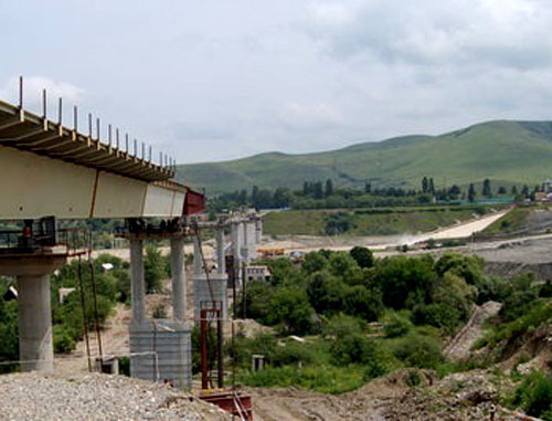 Строительство моста-эстакады через реку Кубань. Фото http://www.kchr.info