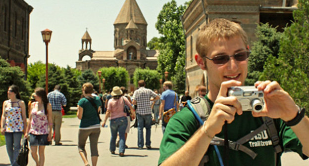 Туристы в Ереване. Фото: Kayla Sawyer, http://www.flickr.com/photos/ksawyer