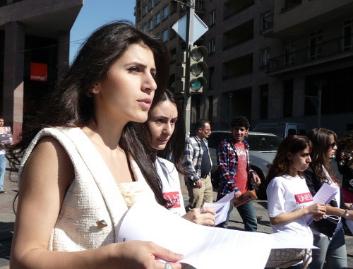 Сотрудники фонда "Сивилитас"  раздают прохожим листовки с текстом письма, направленного генпрокурору Агвану Овсепяну касательно дела Осканяна, а также с хронологией событий, связанных с этим делом. Армения, Ереван, 19 октября 2012 г. Фото Армине Мартиросян для "Кавказского узла"