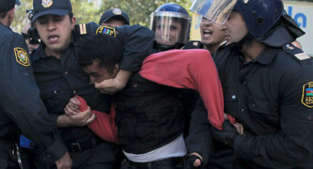 Баку, 20 октября 2012 г. Задержание участника акции протеста с требованием роспуска парламента. Фото Азиза Каримова для "Кавказского узла"