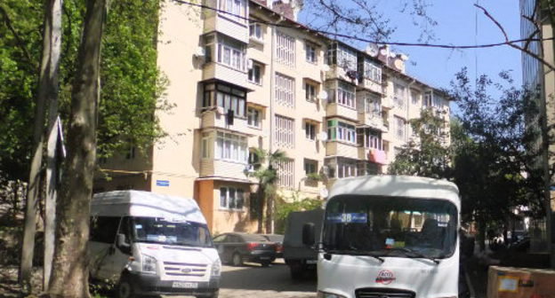 Дом 31 по улице 20-й Горнострелковой дивизии, где живет мать Валентины Горбуновой, и откуда 12-летний Святослав Горбунов был увезен в инфекционную больницу. Сочи, октябрь 2012 г. Фото Светланы Кравченко для "Кавказского узла"