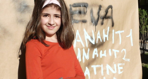 Художественное мероприятие "Socialart" в Английском парке Еревана, 20 октября 2012 г. 10-летняя Ева Асатрян дала своему произведению название "Имена". Фото Армине Мартиросян для "Кавказского узла" 