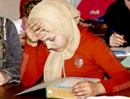 Ученица в хиджабе. Фото http://www.islamnews.ru