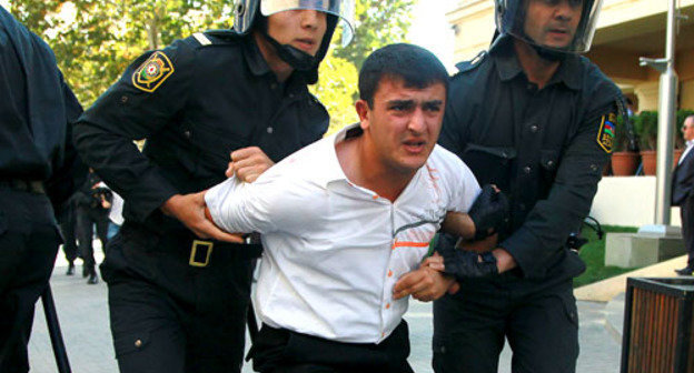 Задержание участника акции протеста с требованием роспуска парламента. Азербайджан, Баку, 20 октября 2012 г. Фото Азиза Каримова для "Кавказского узла"