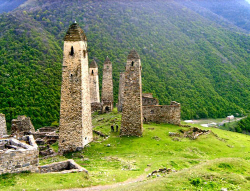 Боевые башни аула Эрзи в Ингушетии. Фото http://ru.wikipedia.org