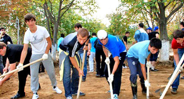 Волонтеры очищают улицы Дербента. Дагестан, октябрь 2012 г. Фото: Шамиль Курбанов, www.riadagestan.ru