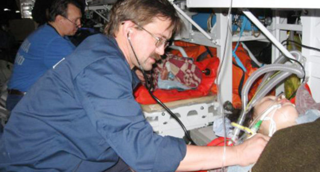 Сотрудники МЧС перевозят раненых. Фото: http://www.mchsmedia.ru