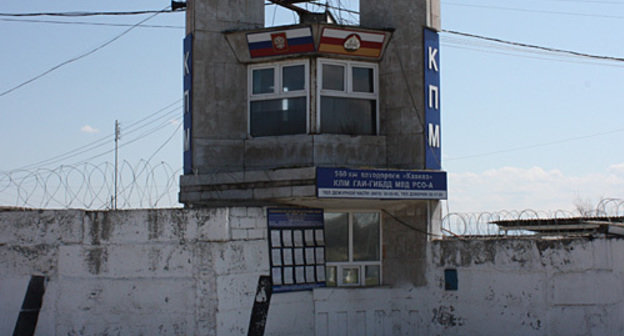 КПП "Чермен" на границе Ингушетии и Северной Осетии. Съемка 2011 г. Фото Дмитрия Тамерланова для "Кавказского узла"