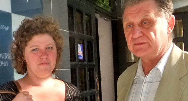 Валентина Горбунова и Юрий Толкачев возле  управления по вопросам семьи и детства. Сочи, 22 октября 2012 г. Фото Светланы Кравченко для "Кавказского узла"