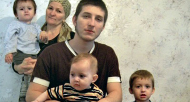 Зелимхан Читигов с родными. Фото Аэлиты Шахгиреевой, журнал "Экспертиза власти", http://www.vlast4.ru