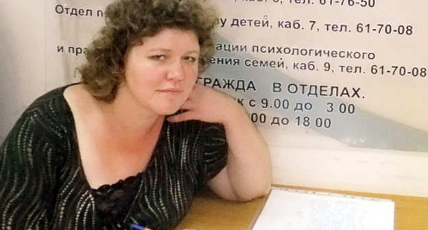 Валентина Горбунова в помещении управления по вопросам семьи и детства пишет заявление с просьбой разрешить ей видеться с сыном. Сочи, 22 октября 2012 г. Фото Светланы Кравченко для "Кавказского узла"