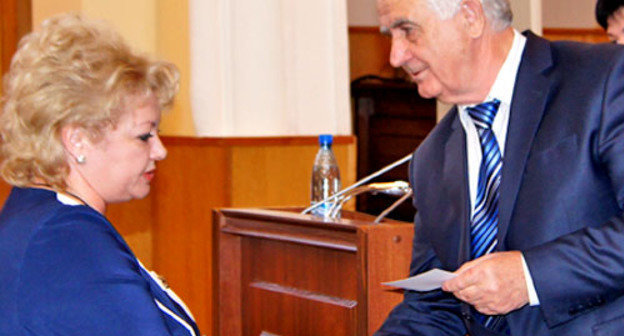 Константин Кадиев вручает мандат депутата Елене Разумкиной. Северная Осетия, Владикавказ, 23 октября 2012 г. Фото Дмитрия Тамерланова для "Кавказского узла"