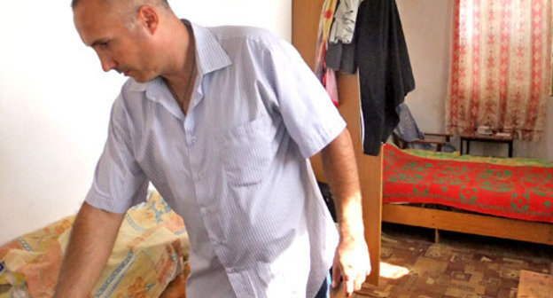 Алексей Кравец в своем доме, который приставы намерены снести. Сочи, 24 октября 2012 г. Фото Светланы Кравченко для "Кавказского узла"