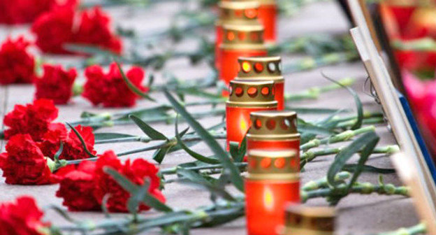 Цветы, свечи, и портреты погибших заложников на ступенях Театрального центра на Дубровке. Фото: Yuri Timofeyev (RFE/RL)