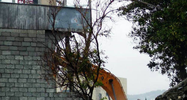 Сочи, улица Просвещения. Снос дома Алексея Кравца. 25 октября 2012 г. Фото Ммхаила Соколова