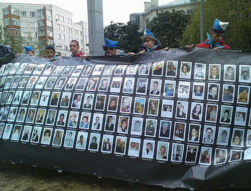 Акция памяти жертв терроризма у Театрального центра на Дубровке. 2010 г. Фото: http://bb-mos.livejournal.com