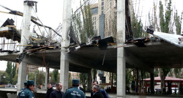 Обрушилось недостроенное здание в центре Еревана. Армения, 25 октября 2012 г. Фото Армине Мартиросян для "Кавказского узла"