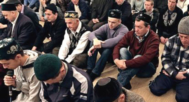 Молитвы в праздник Курбан-Байрам. Фото Azatliq (RFE/RL)