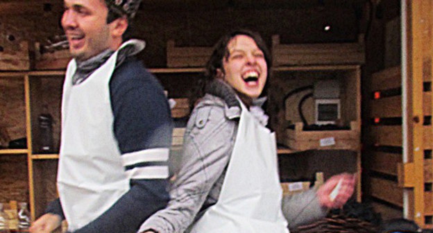 Участники праздника "Тбилисоба" делают вино в традиционной давильне. Москва, Парк Горького, 28 октября 2012 г. Фото Семена Чарного для "Кавказского узла"