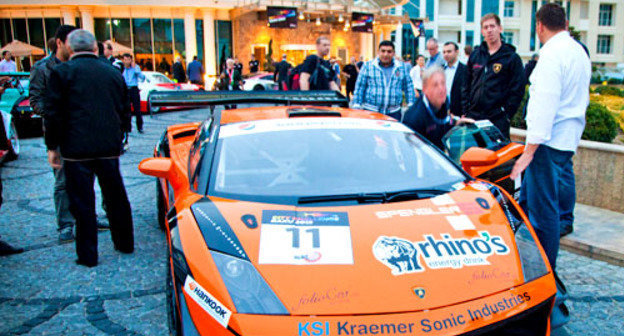 Гоночный автомобиль, участвующий в гонках City Challenge, возле отеля «Кемпински Бадамдар». Баку, 25 октября 2012 г. Фото Азиза Каримова для "Кавказского узла"