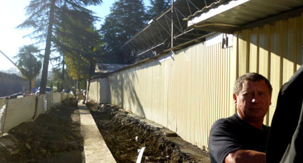 Уничтожение строителями редких пород деревьев на улице Чайковского. На снимке: аллею, где росли кедры, залили бетоном. Сочи, 28 октября 2012 г. Фото Светланы Кравченко для "Кавказского узла"