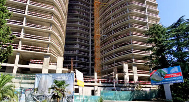 Стройка ведется на тротуаре Курортного проспекта на месте бывшего санатория "Заря". Сочи, октябрь 2012 г. Фото Светланы Кравченко для "Кавказского узла"
