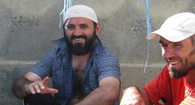 Имам Каримулла Ибрагимов (слева) во время строительства мечети. Дербент, октябрь 2012 г. Фото: http://www.facebook.com/StroitelstvoMecetiAhluSSunnaVDerbente