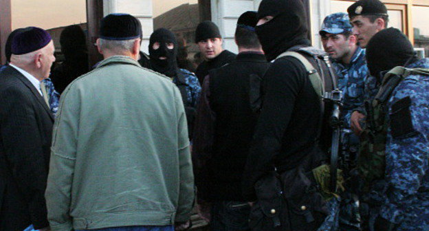 Сотрудники ОМОН у здания, где собрались участники голодовки, проводимой общественным движением "Мехк-Кхел". Ингушетия, Назрань, 29 октября 2012 г. Фото: http://mehkkhel.org