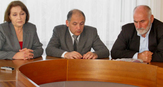 Саният Мансурова, Нариман Гаджиев и Магомед Шамилов во время пресс-конференции. Махачкала, 29 октября 2012 г. Фото Тимура Исаева для "Кавказского узла"