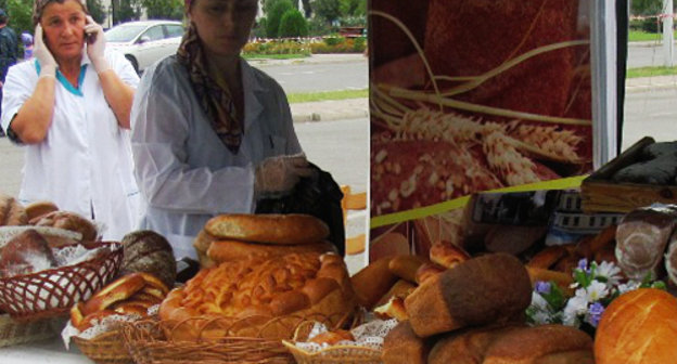 Прилавок с хлебом на ежегодной торгово-промышленной выставке-ярмарке в Грозном, Чечня, август 2012 г. Фото: http://www.chechnyatravel.com