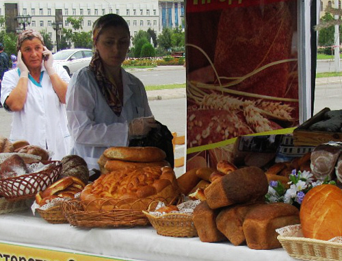 Прилавок с хлебом на ежегодной торгово-промышленной выставке-ярмарке в Грозном, Чечня, август 2012 г. Фото: http://www.chechnyatravel.com