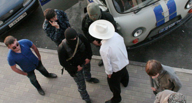 Сотрудники ОМОН у здания, где проводилась голодовка протеста. Ингушетия, Назрань, 29 октября 2012 г. Фото: http://mehkkhel.org