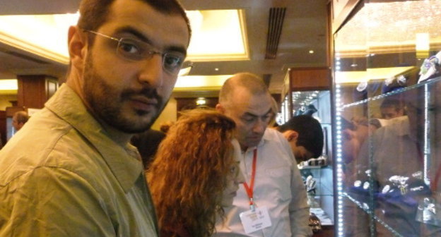 Посетители выставки ювелирных изделий Yerevanshow–2012. Армения, Ереван, 29 октября 2012 г. Фото Армине Мартиросян для "Кавказского узла"