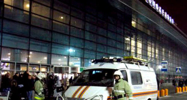 Сотрудники МЧС на месте теракта в Домодедово. Москва, 24 января 2011 г. Фото: Yuri Timofeyev (RFE/RL)