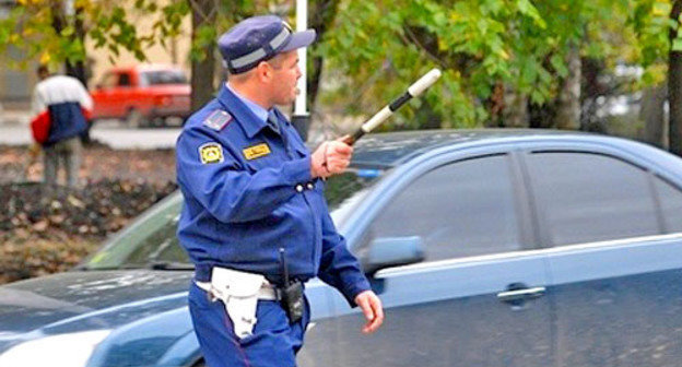 Сотрудник ДПС. ФотоЕ: Геннадий Аносов, Югополис