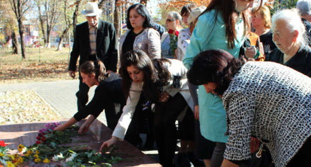 Северная Осетия, Владикавказ, 30 октября 2012 г. Возложение цветов к памятнику жертвам политических репрессий. Фото Эммы Марзоевой для "Кавказского узла"
