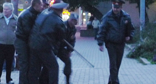 Ростов-на-Дону, 31 октября 2012 г. Полицейские задерживают активиста, стоявшего в одиночном пикете. Фото Олеси Диановой для "Кавказского узла"