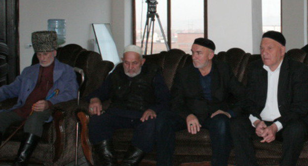 Участники голодовки, организованной сторонниками регионального общественного движения "Мехк-Кхел". Ингушетия, Назрань, 29 октября 2012 г. Фото: http://mehkkhel.org