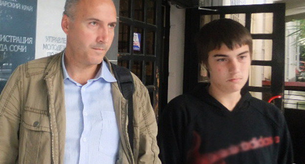 Алексей Кравец и его сын Максим перед управлением по вопросам семьи и детства. Сочи, 31 октября 2012 г. Фото Светланы Кравченко для "Кавказского узла"