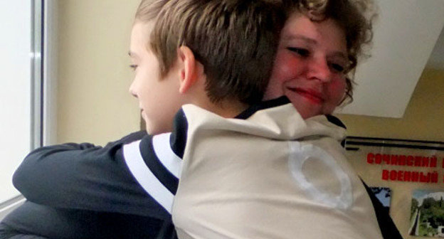 Святослав Горбунов, находившийся в социальном реабилитационном центре для несовершеннолетних "Родник", передан родным. На снимке: Валентина Горбунова со своим сыном. Сочи, 31 октября 2012 г. Фото Светланы Кравченко для "Кавказского узла"