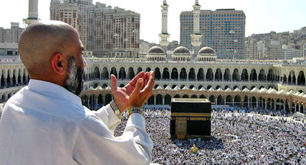 Молящийся у Масджид аль-Харам. Фото http://ru.wikipedia.org