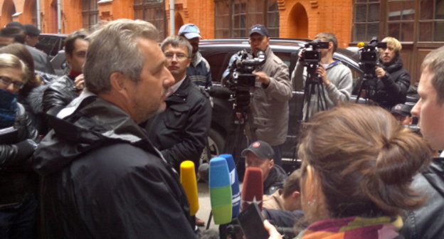 У мирового судебного участка номер 369 10 октября 2012 г. Слева - адвокат Мурада Агаларова Андрей Пятикопов. Фото Юлии Буславской для "Кавказского узла"