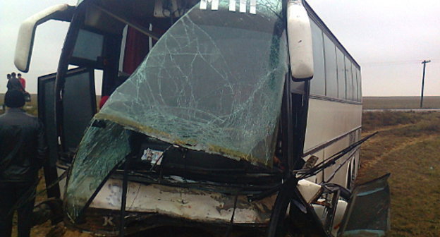 На месте ДТП в Черноземельском районе Калмыкии, 2 ноября 2012 г. Фото пресс-службы ГУ МЧС по Республике Калмыкия, http://www.08.mchs.gov.ru