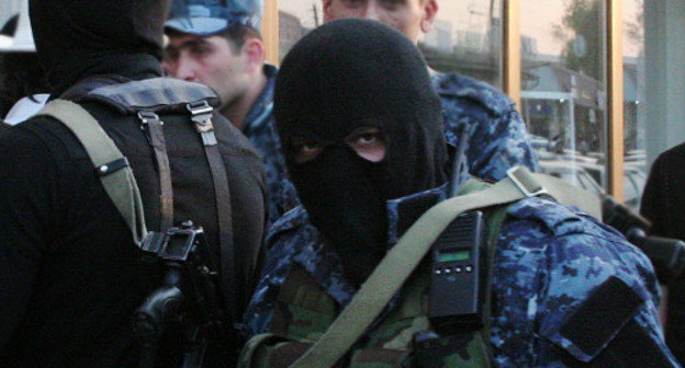 Сотрудники ОМОН у здания, где проводилась голодовка сторонников регионального общественного движения "Мехк-Кхел". Ингушетия, Назрань, 29 октября 2012 г. Фото: http://mehkkhel.org