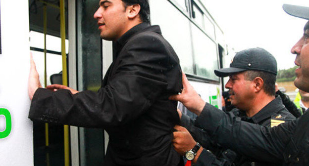 Полиция сажает в полицейские машины задержанных участников пикет. Баку, 2 ноября 2012 г. Фото Азиза Каримова для "Кавказского узла"