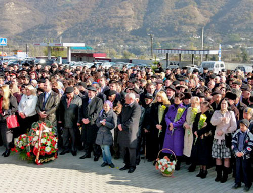 Митинг посвященный депортации карачаевского народа в Карачаевске. Фото http://parlament09.ru/