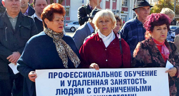 Пикет, посвященный проблемам инвалидов. Майкоп, 2 ноября 2012 г. Фото предоставлено региональным отделением профсоюзов «Соцпроф»  Республики Адыгея