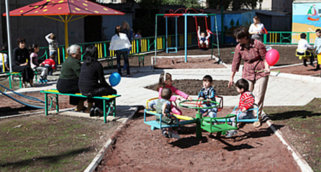 На детской площадке в Ереване. Фото: www.yerevan.am 