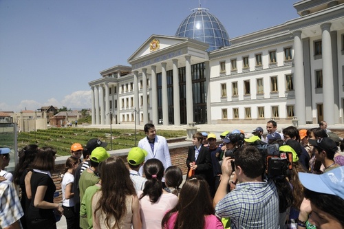 Михаил Саакашвили с посетителями президентского дворца в Тбилиси. Фото пресс-службы администрации президента Грузии, http://www.president.gov.ge
